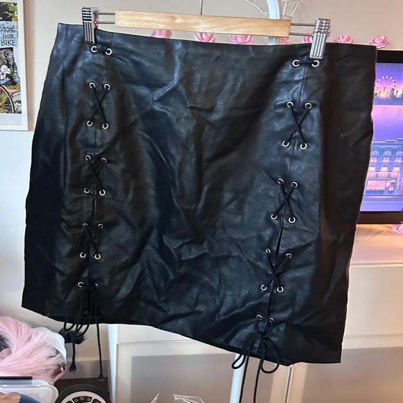 🖤 Sexy vegan leather grommet/lace-up/corset style black lined mini skirt - Picture 3 of 6